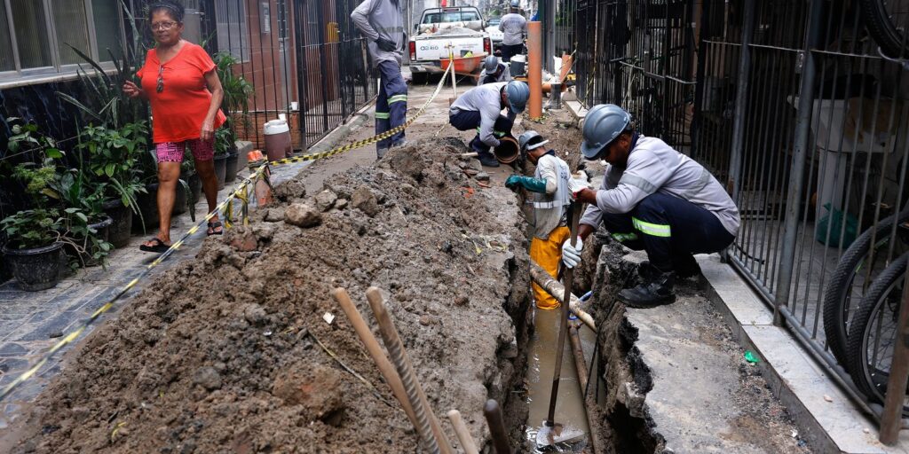 Maré recebe obras de esgoto, mas drenagem e lixo e seguem como desafio
