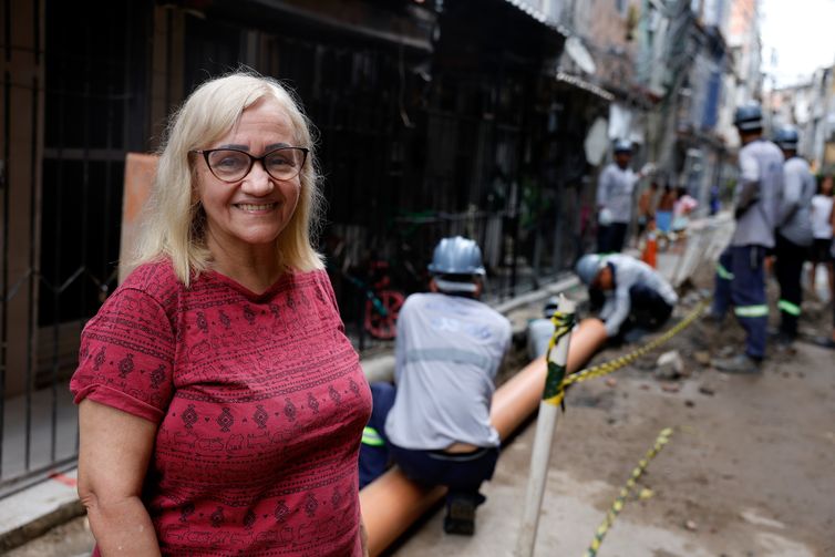 Rio de Janeiro (RJ), 01/04/2026 - Cláudia da Costa mora em frente onde funcionários da Águas do Rio trabalham em obra de infraestrutura de tratamento de esgoto na comunidade Parque Rubens Vaz. Saneamento básico em localidades do Complexo da Maré. Foto: Tânia Rêgo/Agência Brasil