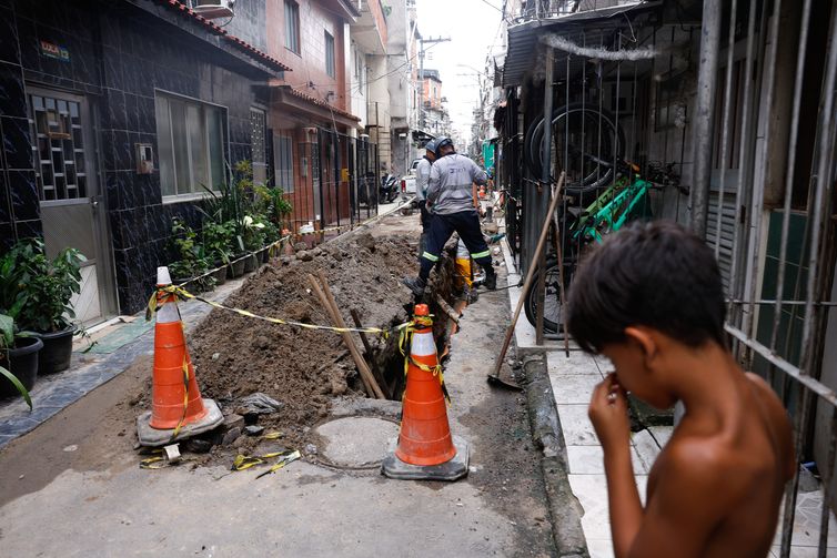 Rio de Janeiro (RJ), 01/04/2026 - Funcionários da Águas do Rio trabalham em obra de infraestrutura de tratamento de esgoto na comunidade Parque Rubens Vaz. Saneamento básico em localidades do Complexo da Maré. Foto: Tânia Rêgo/Agência Brasil