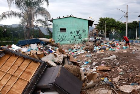 Rio de Janeiro (RJ), 01/04/2026 - Lixão à beira da Baía de Guanabara, na comunidade Salsa e Merengue. Saneamento básico em localidades do Complexo da Maré. Foto: Tânia Rêgo/Agência Brasil