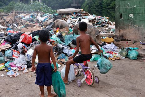 Rio de Janeiro (RJ), 01/04/2026 - Crianças jogam lixo no lixão à beira da Baía de Guanabara, na comunidade Salsa e Merengue. Saneamento básico em localidades do Complexo da Maré. Foto: Tânia Rêgo/Agência Brasil