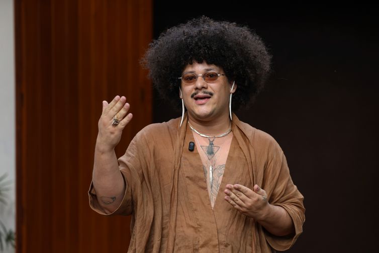 Brumadinho, (MG), 24/04/2026 – O artista davi de jesus do nascimento durante abertura de sua instalação, Tororoma, em comemoração aos 20 anos do Instituto Inhotim, em Brumadinho (MG).Foto: Tomaz Silva/Agência Brasil