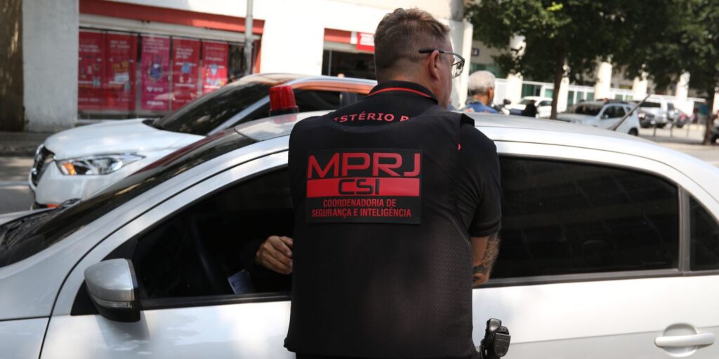 PMs do Rio são denunciados por desviar armas apreendidas em operações