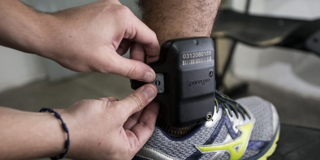 PM relata ao STF troca do carregador da tornozeleira de Bolsonaro