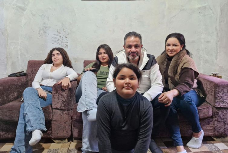 Brasília (DF), 20/03/2026 - FOTO DE ARQUIVO - Hussein Melhem, libanês naturalizado brasileiro, com sua esposa Cláudia Martins e filhas. Vivia na cidade de Tiro (ou Tyre), no litoral sul do Líbano.Foto: Hussein Melhem/Arquivo Pessoal