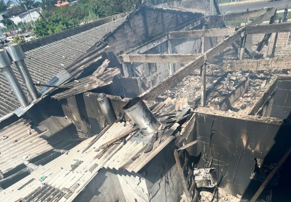 Avião de pequeno porte cai em Capão da Canoa sobre restaurante