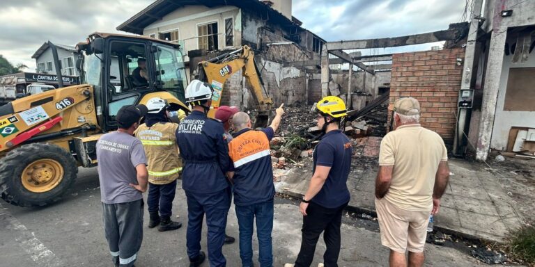 Bombeiros localizam quarta vítima da queda de avião no RS
