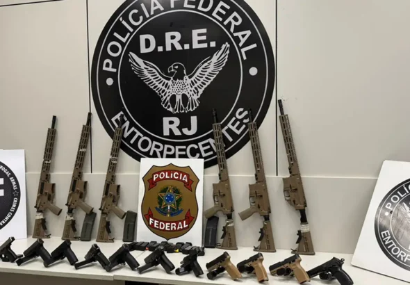 Em duas ações na Via Dutra, PF apreende 10 fuzis e 12 pistolas