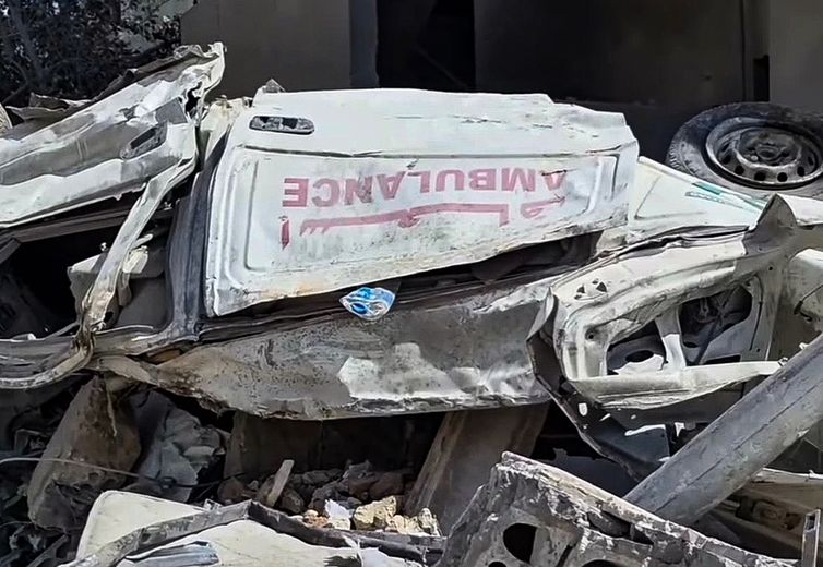 17/04/2026 - Uma das 116 ambulâncias destruídas por ataques israelenses. ONU alerta que esses incidentes são grave violação do direito internacional humanitário e comprometem seriamente o acesso da população aos serviços de saúde. Foto: Defesa Civil do Líbano