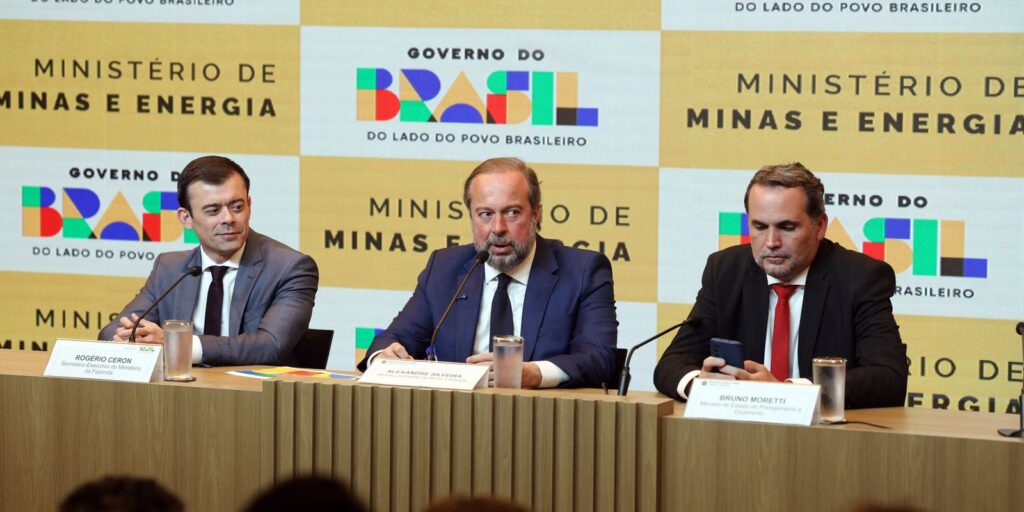 Governo cria subsídio de até R$ 0,89 para segurar preço da gasolina