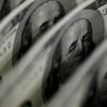 Dólar cai a R$ 4,91 e fecha no menor valor em 27 meses
