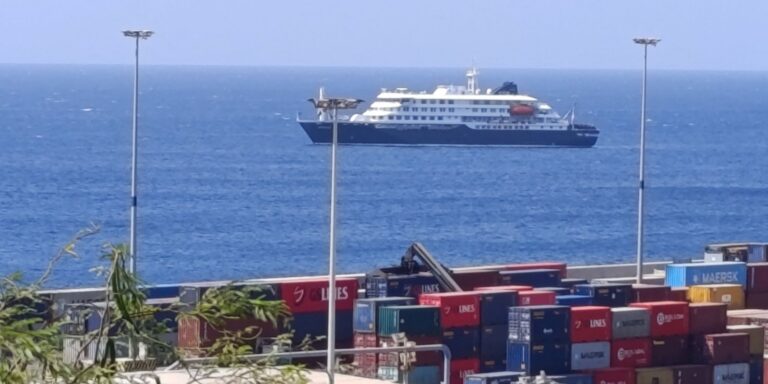 Passageiros começam a deixar navio onde houve surto de hantavírus