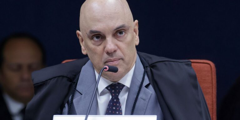 Moraes pede parecer da PGR sobre incluir Jair e Flávio em inquérito