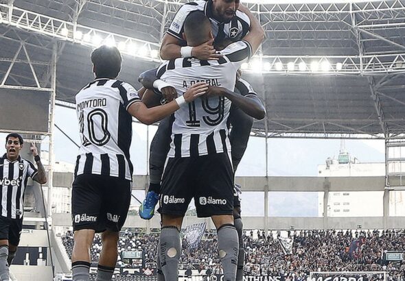 Botafogo vence Corinthians pelo Brasileirão com três de Arthur Cabral
