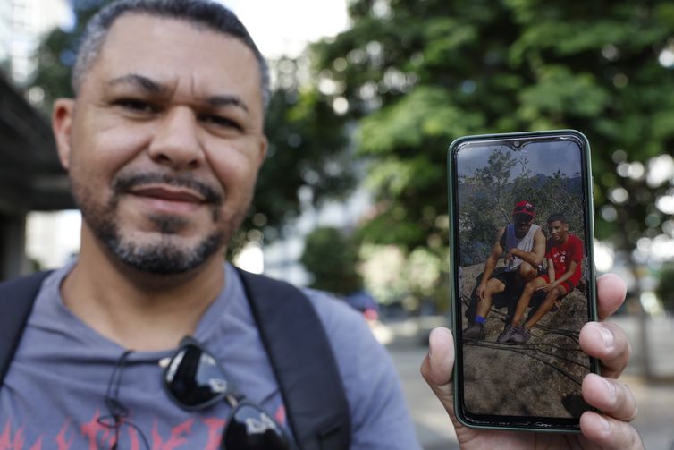 Rio de Janeiro (RJ), 28/05/2026 – Trabalhadores comentam aprovação pela Câmara dos Deputados da PEC que acaba com escala de trabalho 6x1. Emerson Santos pretende passar mais tempo com seu filho, Igor Gabriel. Foto: Fernando Frazão/Agência Brasil