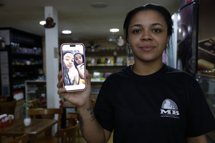 Rio de Janeiro (RJ), 28/05/2026 – Trabalhadores comentam aprovação pela Câmara dos Deputados da PEC que acaba com escala de trabalho 6x1. Geisiane Roberta da Rocha, atendente de lanchonete, quer passar mais tempo com as filhas. Foto: Fernando Frazão/Agência Brasil