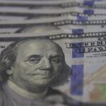 Dólar cai para R$ 5,03 com alívio geopolítico e foco nos EUA