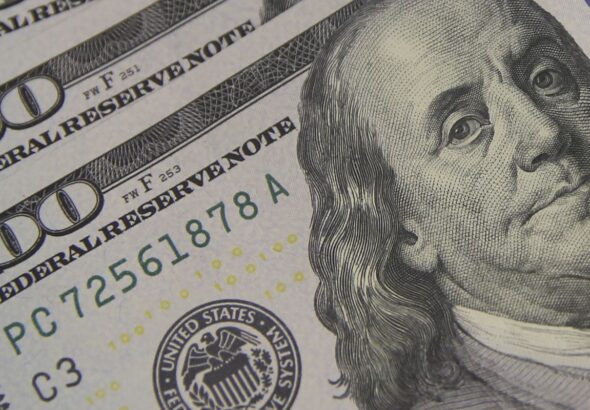 Dólar sobe a R$ 5,06, e bolsa cai com tensão global e ruído político