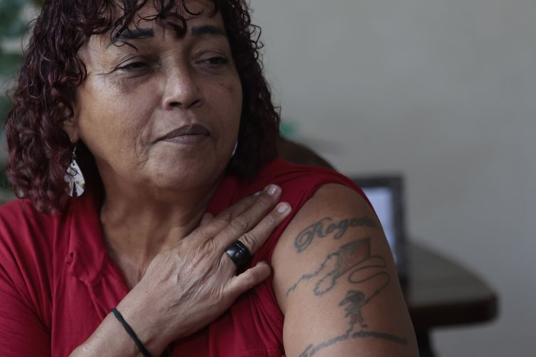 Santos (SP), 13/04/2026 - 20 anos dos crimes de Maio .  Debora Maria da Silva , mãe de Rogério, assassinado pela PM de São Paulo. Foto: Paulo Pinto/Agência Brasil