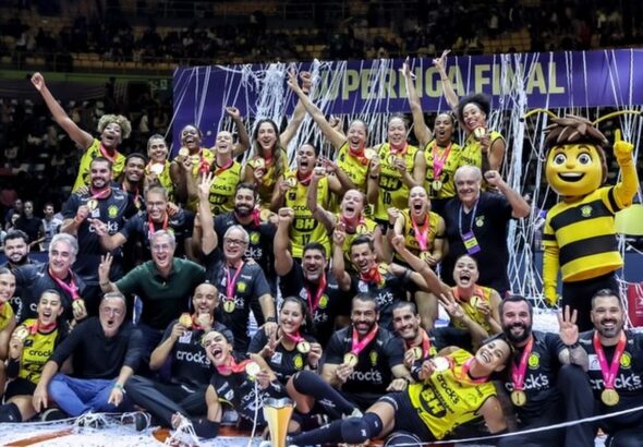 Praia Clube bate Minas e fatura título da Superliga Feminina de vôlei