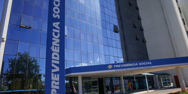 Fila do INSS cai ao menor nível em 21 meses, com 1,8 milhão de pedidos