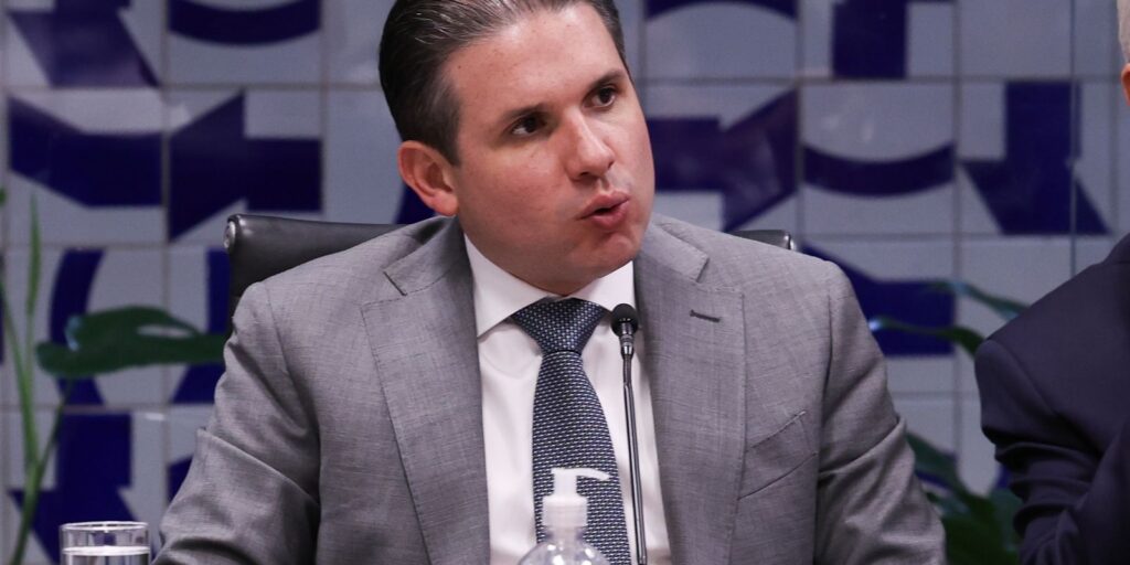 Motta convoca reunião de líderes para votar PL do fim da escala 6x1