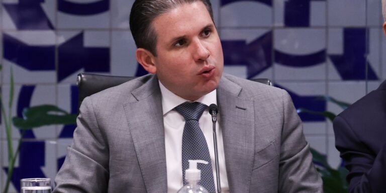Motta convoca reunião de líderes para votar PL do fim da escala 6x1