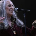 Maria Bethânia chega aos 80 anos como referência da música brasileira