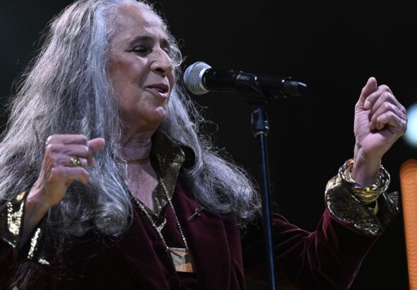 Maria Bethânia chega aos 80 anos como referência da música brasileira