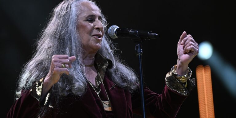 Maria Bethânia chega aos 80 anos como referência da música brasileira