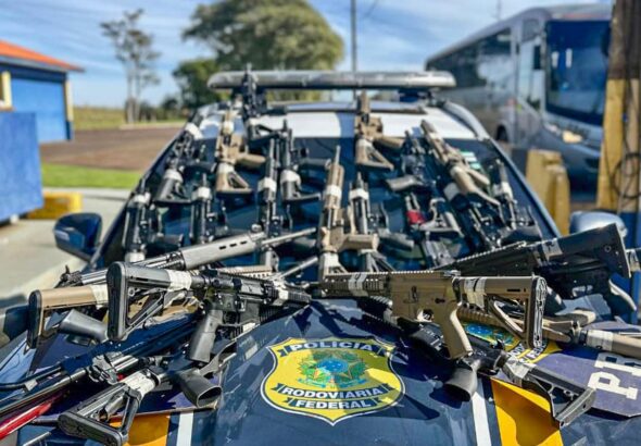 PRF apreende 26 fuzis durante abordagem a caminhão no Paraná