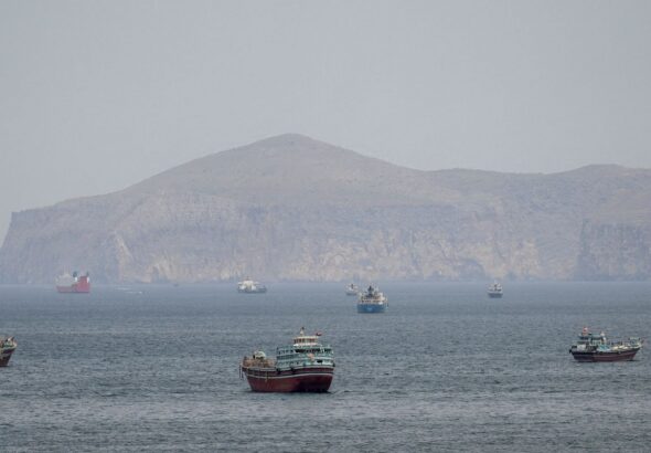 Navios já navegam pelo Estreito de Ormuz sob plano de retirada da ONU