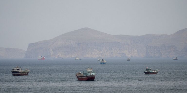 Navios já navegam pelo Estreito de Ormuz sob plano de retirada da ONU