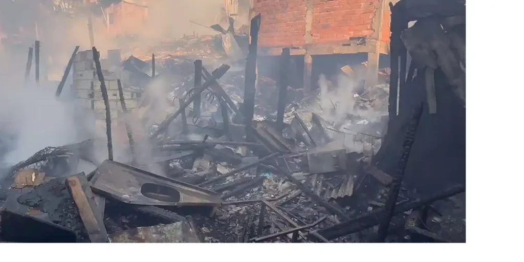 Incêndio destrói moradias na comunidade de Paraisópolis em São Paulo