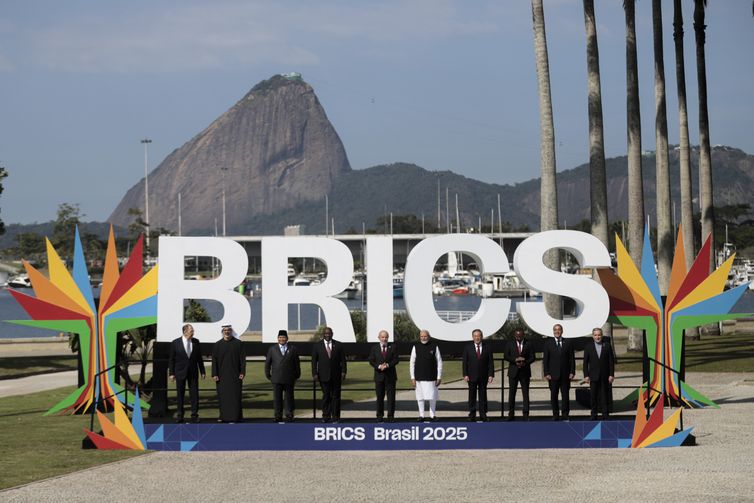 Rio de Janeiro (RJ), 06/07/2025 - Foto ofical do Brics com seus membros.
Da esquerda para direita:
Minister Sergei Lavrov (Rússia),
Khaled bin Mohamed Al Nahyan (Emirados),
Prabowo Subianto (Indonésia)
Cyril Ramaphosa (África do sul)
Luiz Inácio Lula da Silva (Brasil)
Primeiro ministro, Narendra Modi  (Índia)
 Premier Li Qiang (China)
Abiy Ahmed (Etiópia)
Mostafa Madbouly (Egito)
AbbasAraghchi (Irã)
Foto: Joédson Alves/Agência Brasil