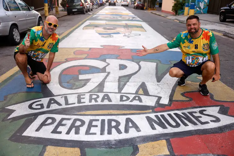 Rio de Janeiro (RJ), 09/06/2026 - Rodrigo Habbib, desenhista e Celso Mendes, organizador da pintura da Rua Pereira Nunes, em Vila Isabel, zona norte da cidade, pintada e enfeitada para a Copa do Mundo de Futebol 2026.  Foto: Tânia Rêgo/Agência Brasil