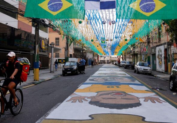 Ruas decoradas para Copa do Mundo reforçam vínculo comunitário no Rio