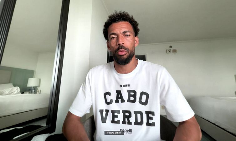 Entrevista do jogador de futebol e goleiro de Cabo Verde, Vozinha, a Telesur e à TV Brasil. Frame: Telesur/TV Brasil/Reprodução