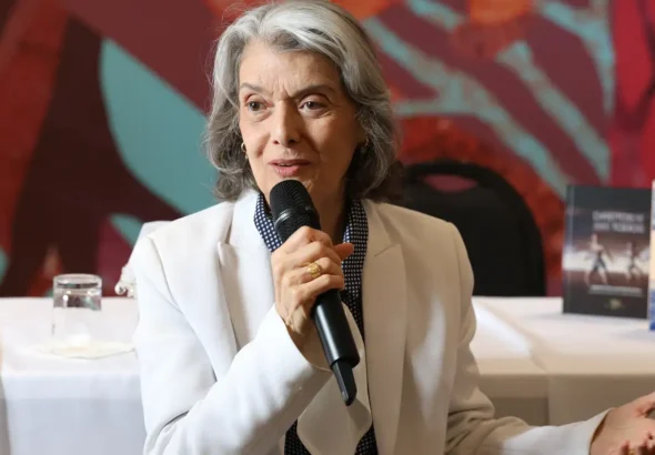 Democracia está nas mãos do povo, não em palácios, diz Cármen Lúcia