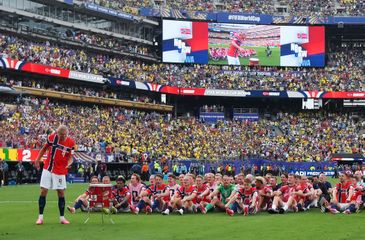 Soccer Football - FIFA World Cup 2026 - Round of 16 - Brazil v Norway - New York New Jersey Stadium, East Rutherford, New Jersey, U.S. - July 5, 2026
Norway's Erling Haaland with teammates celebrate after the match as Norway qualify for the quarter finals of the World Cup REUTERS/Dylan Martinez