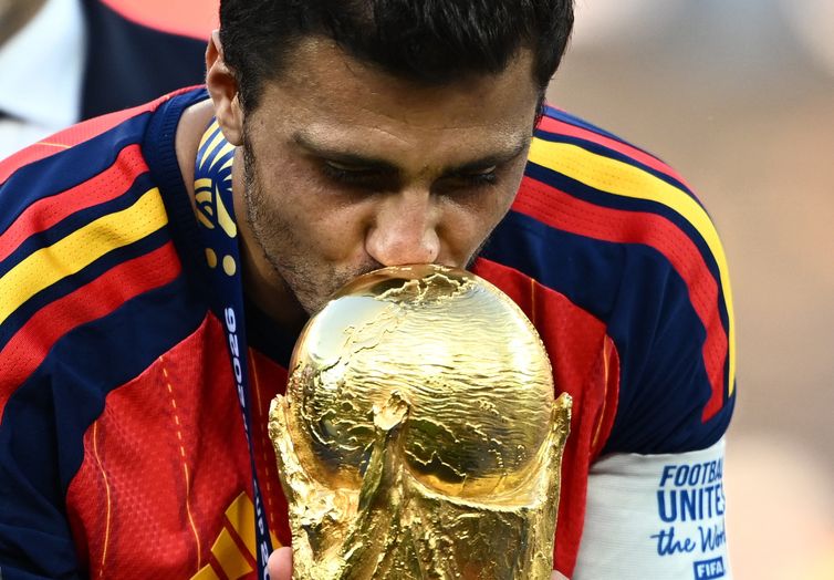 Soccer Football - FIFA World Cup 2026 - Final - Spain v Argentina - New York/New Jersey Stadium, East Rutherford, New Jersey, U.S. - July 19, 2026 Spain's Rodri kisses the World Cup trophy during the trophy presentation REUTERS/Dylan Martinez
