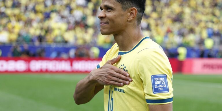 Douglas Santos traz vivência do ouro olímpico para buscar o hexa