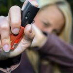 Mulheres podem comprar e usar spray de pimenta para defesa pessoal