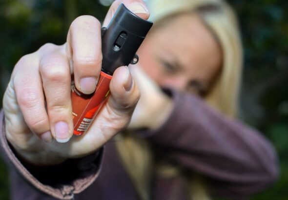 Mulheres podem comprar e usar spray de pimenta para defesa pessoal
