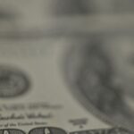 Dólar recua, bolsa cai e petróleo dispara com tensão no Oriente Médio