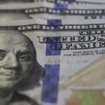 Dólar cai ao menor valor desde junho com alta do petróleo