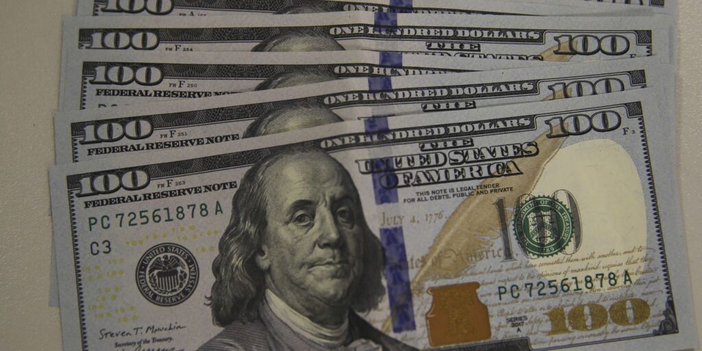 Dólar cai para R$ 5,08, e bolsa recua pela quarta vez consecutiva