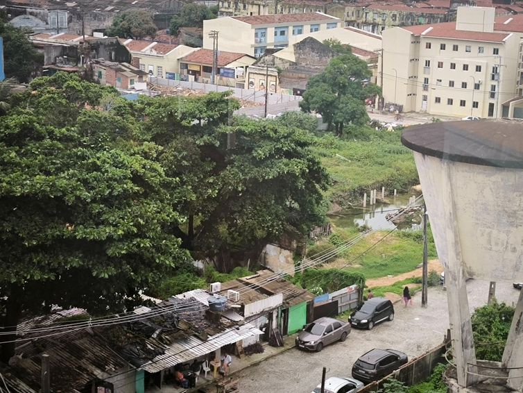 09/07/2026 - Segregação digital: inclusão digital no Brasil é feita pela metade. Comunidade do Pilar, em Recife, vista do Complexo do Moinho, edifício de 50 mil metros quadrados modernizado para abrigar empresas de inovação tecnológica. Foto: Eliane Gonçalves/ Divulgação