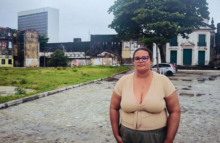09/07/2026 - Segregação digital: inclusão digital no Brasil é feita pela metade. Ana Cláudia Miguel, líder comunitária da Comunidade do Pilar. Em frente à Igreja Nossa Senhora do Pilar, que batiza a comunidade e tendo ao fundo o prédio da prefeitura de Recife. Foto: Eliane Gonçalves/ Divulgação