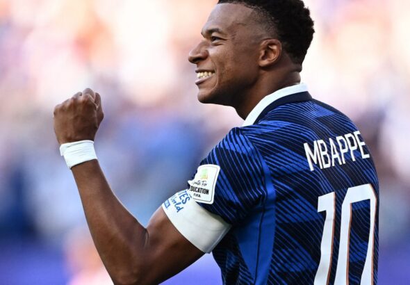 De pênalti, França vence retranca do Paraguai e se classifica na Copa